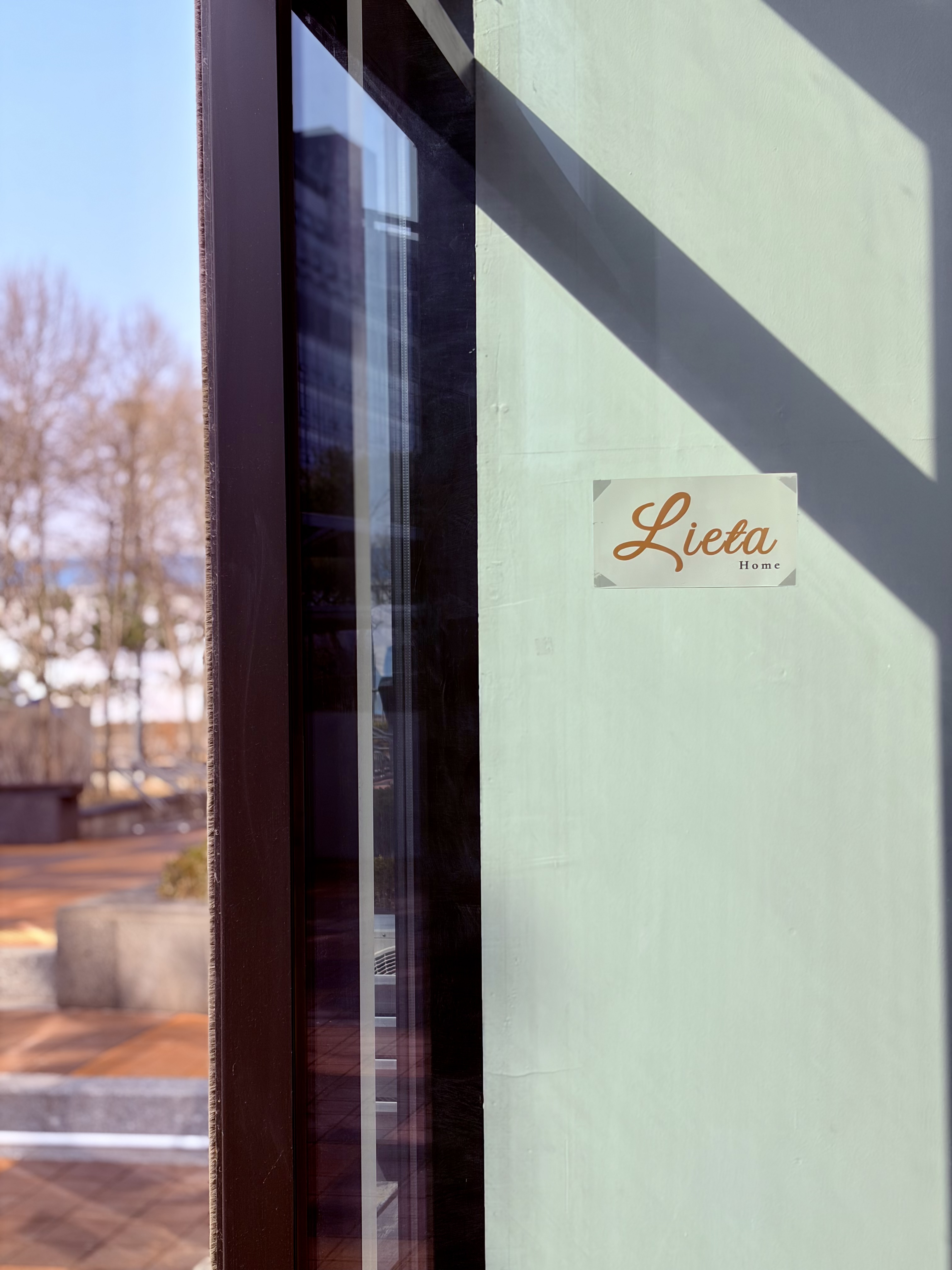 매장 입구 외벽에 부착된 Lieta Home 사인